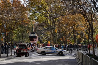New York, ABD - 22 Kasım 2018: Macy 'nin Şükran Günü Geçit Töreni Spectacu.Dünyanın en büyük balon karakterleri, yürüyüş bandosu ve şamandıralı geçit törenlerinden biri.