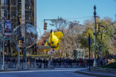 New York, ABD - 22 Kasım 2018: Macy 'nin Şükran Günü Geçit Töreni Spectacu.Dünyanın en büyük balon karakterleri, yürüyüş bandosu ve şamandıralı geçit törenlerinden biri.