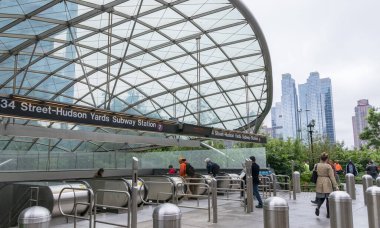 New York City, ABD - 30 Mayıs 2017: 34 Street Hudson Yards Metro Sttion. İnsanlar tren istasyonuna yürüyorlar.