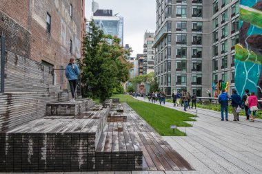 New York City, ABD - 30 Mayıs 2017: New York 'taki High Line. Manhattan 'ın batı yakasında halka açık bir parka dönüştürülmüş yüksek bir demiryolu.