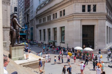 New York City, ABD - 1 Haziran 2017: Manhattan, New York 'ta finans bölgesi. Turist ve iş adamı New York Borsası yakınlarındaki Wall Street 'te.