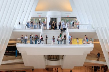 New York, ABD - Haziran 2017: Oculus 'un İçi, Westfield Dünya Ticaret Merkezi. Oculus 'un iç kısmının ayrıntıları. New York 'taki ulaşım merkezi ve alışveriş merkezi.