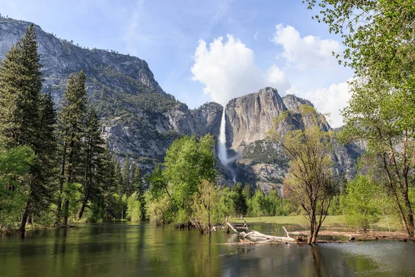 Bridalveil Fall Picnic Puente Oscilante Parque Nacional Yosemite California — Foto de Stock