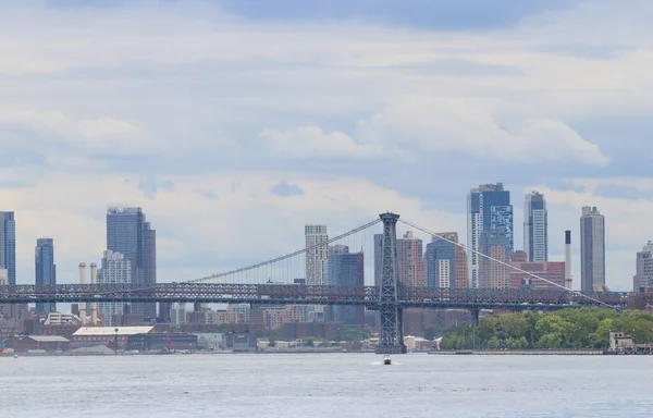Манхэттенский Мост Вид Нью Йорка Фоне Небоскребов Вид Острова Рузвельта — стоковое фото