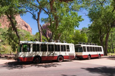 Utah, ABD - 13 Mayıs 2017: Zion Ulusal Parkı 'ndan Melekler İniş' e servis otobüsü. Angels Landing, ABD 'nin Utah eyaletinin güneybatısında yer alan Zion National Park' ta yer alan bir kaya oluşumudur.