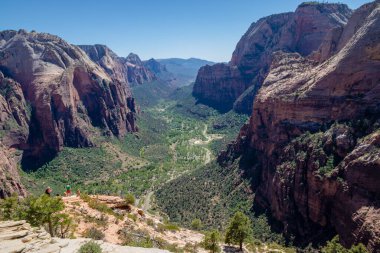 Angels Landing, Birleşik Devletler 'in Utah eyaletinin güneybatısındaki Zion Ulusal Parkı' nda bulunan bir kaya oluşumudur. Meleklerin İniş Yolu Görünümü