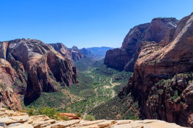 Angels Landing, Birleşik Devletler 'in Utah eyaletinin güneybatısındaki Zion Ulusal Parkı' nda bulunan bir kaya oluşumudur. Meleklerin İniş Yolu Görünümü