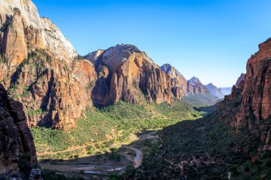 Angels Landing, Birleşik Devletler 'in Utah eyaletinin güneybatısındaki Zion Ulusal Parkı' nda bulunan bir kaya oluşumudur. Meleklerin İniş Yolu Görünümü