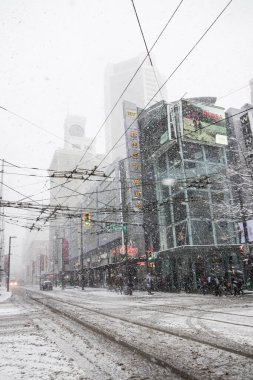Vancouver, CANADA - 23 Şubat 2018: Granville Caddesi ve Robson Caddesi Vancouver 'da kış mevsiminde kar fırtınası varken, British Columbia, Kanada