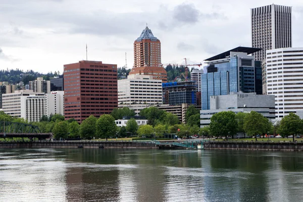 Edifícios Longo Rio Willamette Portland Oregon — Fotografia de Stock