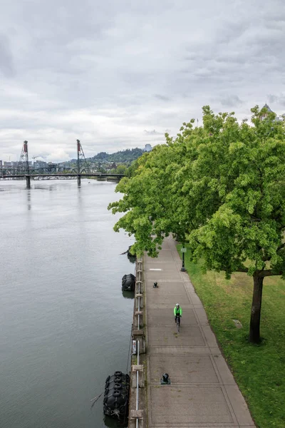 Vista Parque Portland Oregon Pessoas Estão Correndo Parque Perto Rio — Fotografia de Stock