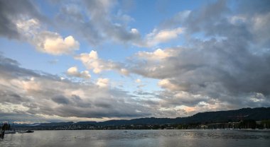 bulutlu bir sabahta Zürih Gölü 'nün panoramik manzarası