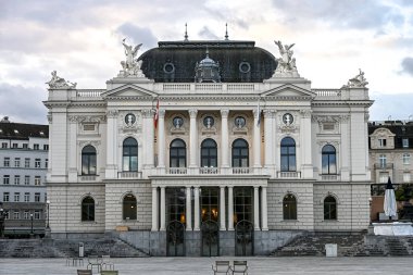 Zürih 'teki opera binasının ön yüzü.