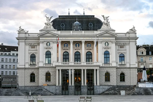 Zürih 'teki opera binasının ön yüzü.
