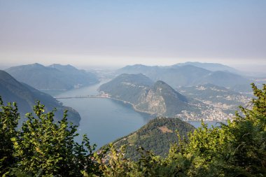 Ticino, İsviçre 'deki Lugano Gölü' nün panoramik manzarası Melide, Monte San Salvatore, Monte Bre, Lugano ve Monte San Giorgio 'yu gösteriyor.