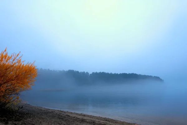 Orilla Del Lago Islas Escondidas Detrás Una Espesa Niebla Piedras — Foto de Stock