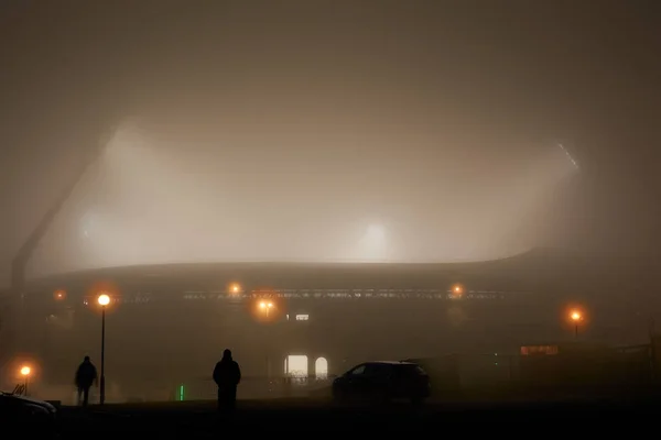 Nocne Oświetlenie Stadionu Sportowego Reflektory Połysk Wieże Przez Mgłę Sylwetki — Zdjęcie stockowe