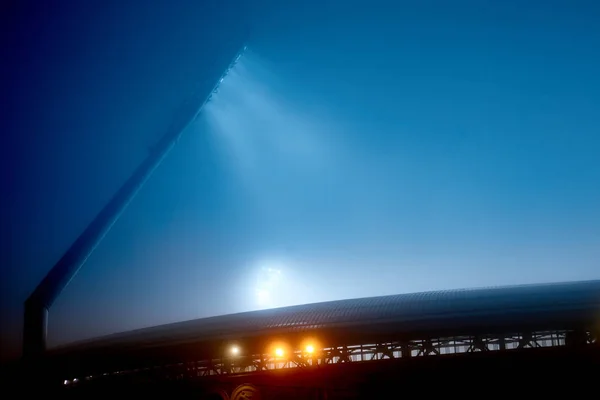 Iluminación Nocturna Del Estadio Deportivo Reflectores Las Torres Brillan Través — Foto de Stock