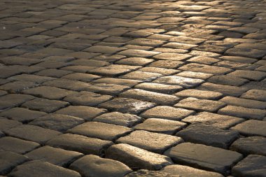 Yol geleneksel granit kaldırım taşlarıyla döşenmişti. Sabah ya da akşam, karanlık gri taşların engebeli yüzeyinde güneş ışınları parlar..