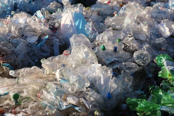 Sıkıştırılmış plastik şişelerden oluşan dağlar modern çevre sorununun bir sembolü ve aynı zamanda atık geri dönüşümü yoluyla bir çözüm.