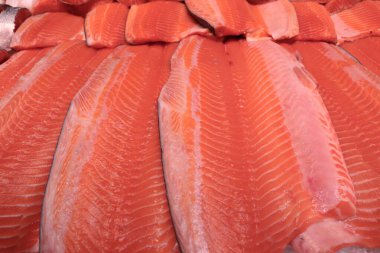 Taze kırmızı somon filetosu. Mutfak projeleri, restoran menüleri, gıda pazarlaması ve sağlıklı beslenmeyle ilgili makaleler için iştah açıcı bir arka plan.