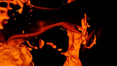 3D çizim, turuncu ışıkların olduğu bir şehirde şehvetli bir kadının üzerine lav sıvısı düşer..