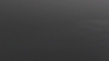 3D şekiller kusursuz bir video gibi hareket ediyor. Karanlık, pürüzsüz, hareketsiz karelerin arka planı. Küpler yukarı aşağı hareket eder ve büyüleyici bir zemin oluşturur. Parlak renk ve pürüzsüz animasyon 3D sanat. 4K Çözünürlüğü