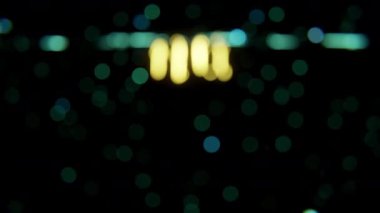 3D animasyon çizimi, neon ışıklarla siber manzara üzerinde uçmak. Yeni ve dinamik konsepte sahip 3D görseller, fütüristik ve fantastik atmosfer.