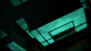 3D animasyon çizimi, neon ışıklarla siber manzara üzerinde uçmak. Yeni ve dinamik konsepte sahip 3D görseller, fütüristik ve fantastik atmosfer.