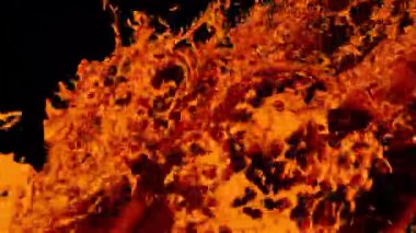 3D çizim, lav sıvısı şehvetli kadın siluetine dökülüyor, siyah arkaplan. 