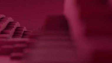 Geometrik küplerin 3 boyutlu canlandırması. Küpler yukarı ve aşağı hareket ederek büyüleyici bir arka plan yaratıyor. Parlak renk ve pürüzsüz animasyon 3D sanat eseri. 