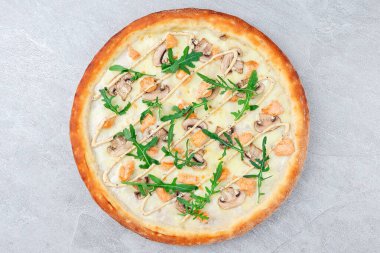 Beyaz soslu gurme pizza, ızgara tavuk, mantar, taze roka ve altın-kahverengi kabuklu krema..