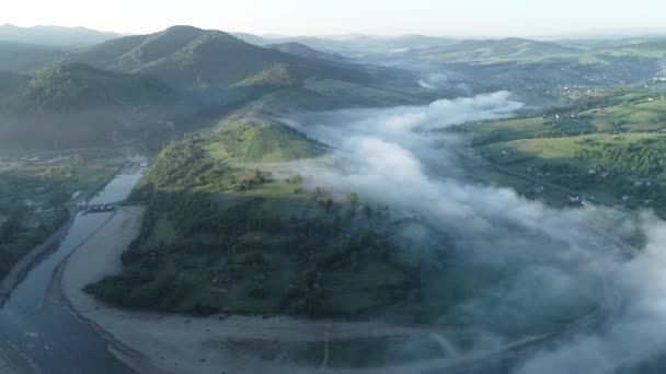 Vlucht in de mist in de bergen — Stockvideo