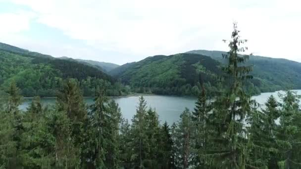 Політ над гірським озером — стокове відео