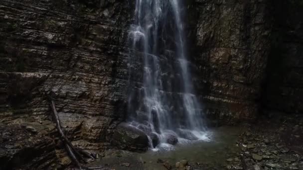 Volo sopra una cascata di montagna . — Video Stock