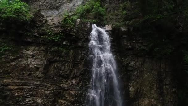 Flygning över ett berg-vattenfall. — Stockvideo