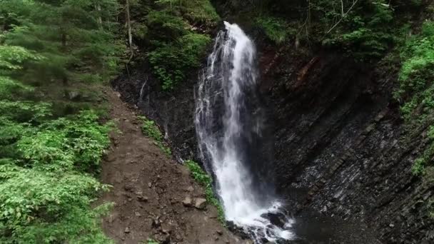 Flug über einen Bergwasserfall. — Stockvideo