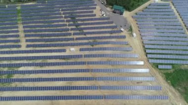 Alternatif enerji, yükseklikten alandaki güneş panellerine bakış