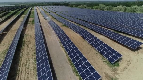 Alternativní energie, pohled na solární panely v poli z výšky — Stock video