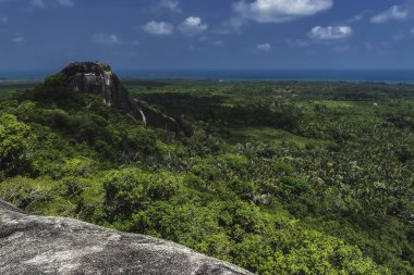 Büyük taş Baginda Belitung Adası çevresindeki peyzaj