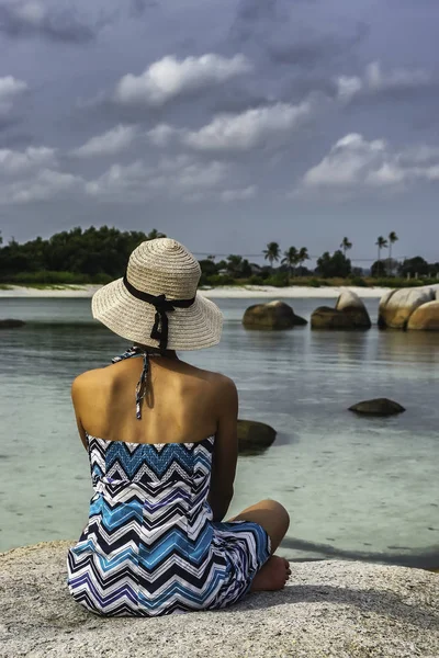 Mujer Sentada Piedra Playa Tanjung Tinggi Isla Belitung — Foto de Stock