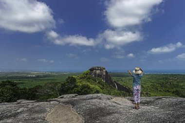 Bir kadın ve çevresindeki kırsal büyük bir taş Baginda ile Belitung Adası arıyorum.
