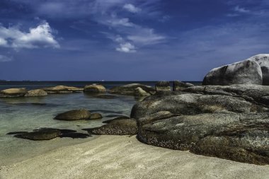 Belitung Adası 'ndan Tanjung Tinggi sahilinde bir sürü büyük taş var.