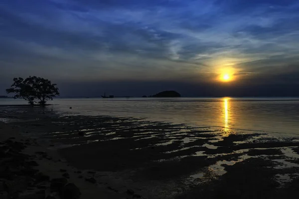 Západ Slunce Pláži Tanjung Pendam Ostrova Belitung — Stock fotografie