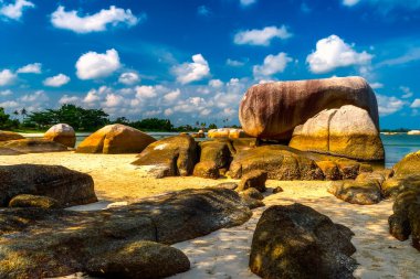 Belitung Adası 'ndan Tanjung Tinggi sahilinde bir sürü büyük taş var.
