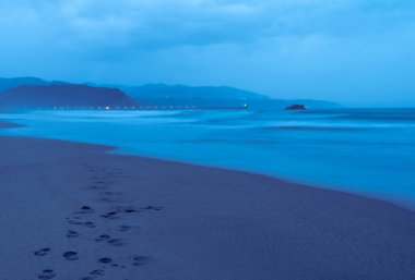 Mavi saatte, bulutlu bir günde Atlantik plajı manzarası