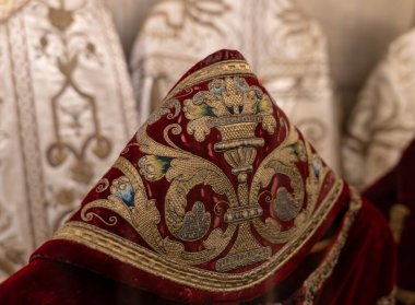 Nakışlı kırmızı tören kıyafetleri.