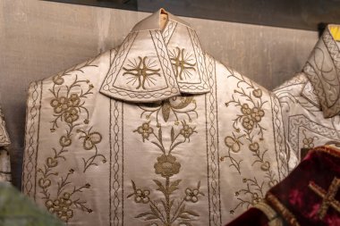 Bir müzede törensel Katolik rahip kıyafetleri