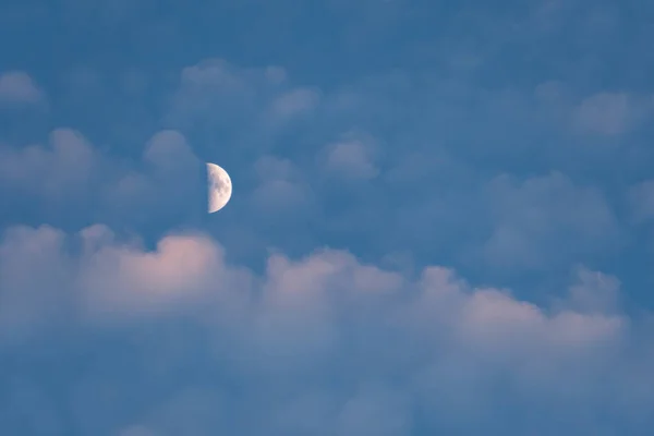 Gün batımında gökyüzünde ay ve bulutlar