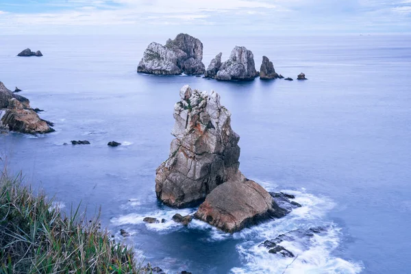 Güneşin altında, denizin kayalık kıyılarının güzel bir görüntüsü.